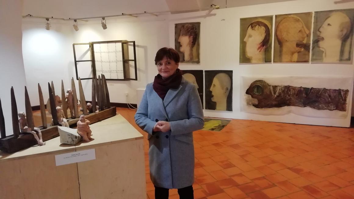Kustosinja Stanka Gačnik je v Miheličevi galeriji združila tri umetnice; iz začetnic njihovih imen je nastal pomenljiv naslov M+A+S sezuje tudi vas! V ozadju (levo) še pomeljivejše delo Anke Krašna z naslovom Slovensko okno / Foto: Irena K. Cizerl