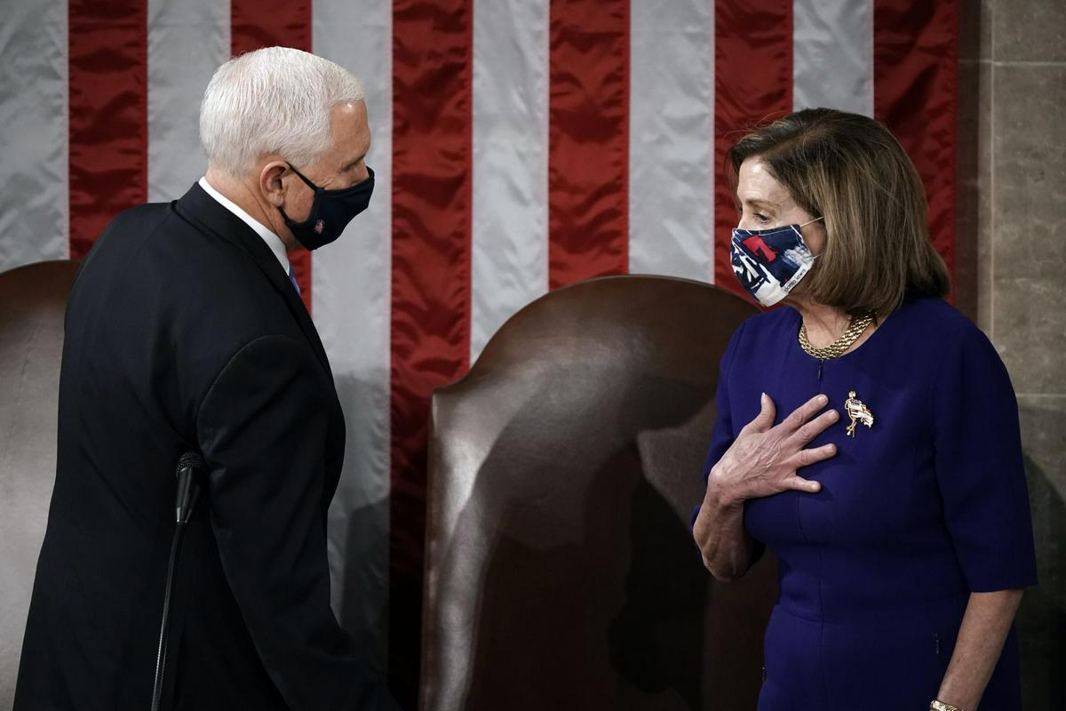 Na fotografiji Mike Pence s predsednico spodnjega doma kongresa Nancy Pelosi, ki je bila znova izvoljena na položaj. Foto: AP Na fotografiji Mike Pence s predsednico spodnjega doma kongresa Nancy Pelosi, ki je bila znova izvoljena na položaj. Foto: AP
