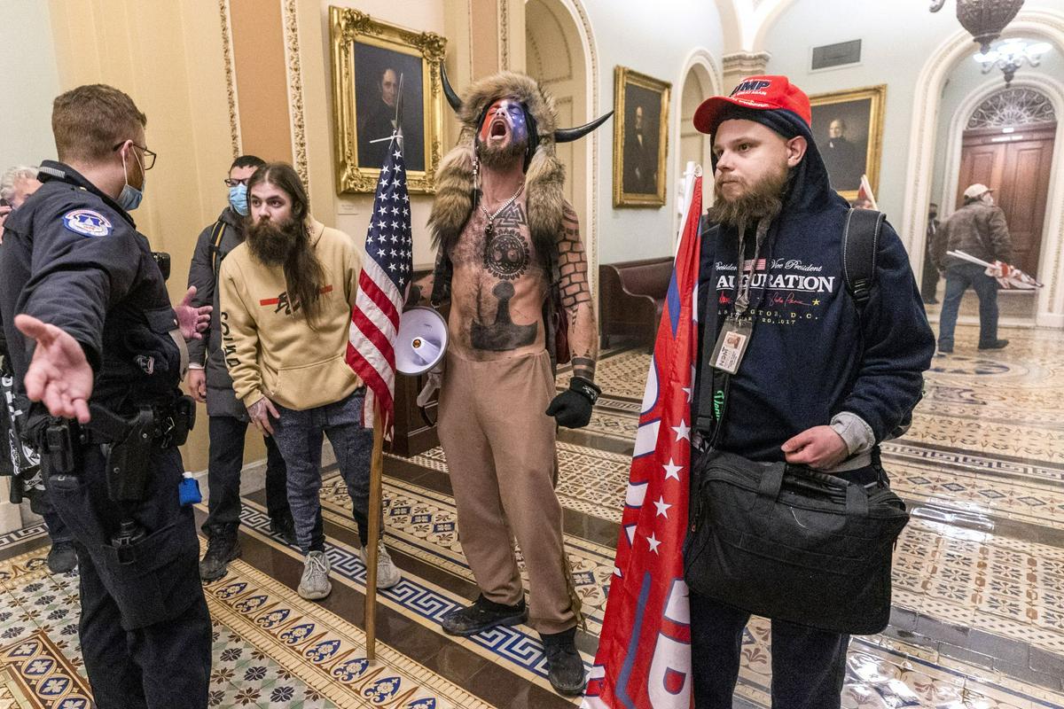 Trumpovi podporniki so bili prvi, ki jim je uspelo vdreti v ameriški hram demokracije. Gre za prvi napad na ameriški kongres po letu 1812, ko so ga zažgale britanske sile. Foto: AP Trumpovi podporniki so bili prvi, ki jim je uspelo vdreti v ameriški hram demokracije. Gre za prvi napad na ameriški kongres po letu 1812, ko so ga zažgale britanske sile. Foto: AP