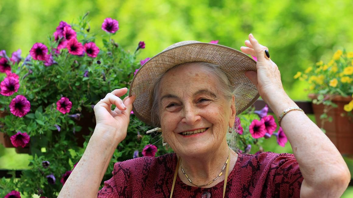Liljana Jarh se je pesnici in prijateljici Neži Maurer ob 90-letnici poklonila z literarizirano biografijo/Foto: Andrej Petelinšek