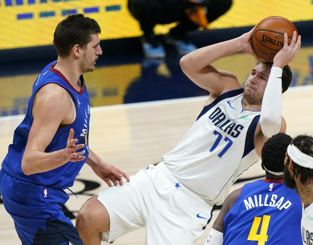 Luka Dončić ima še naprej težave z metom za tri točke, tokrat je zadel dve iz sedmih poskusov, a zato je iz igre skupaj metal 59-odstotno (13/22). Foto: AP Luka Dončić ima še naprej težave z metom za tri točke, tokrat je zadel dve iz sedmih poskusov, a zato je iz igre skupaj metal 59-odstotno (13/22). Foto: AP