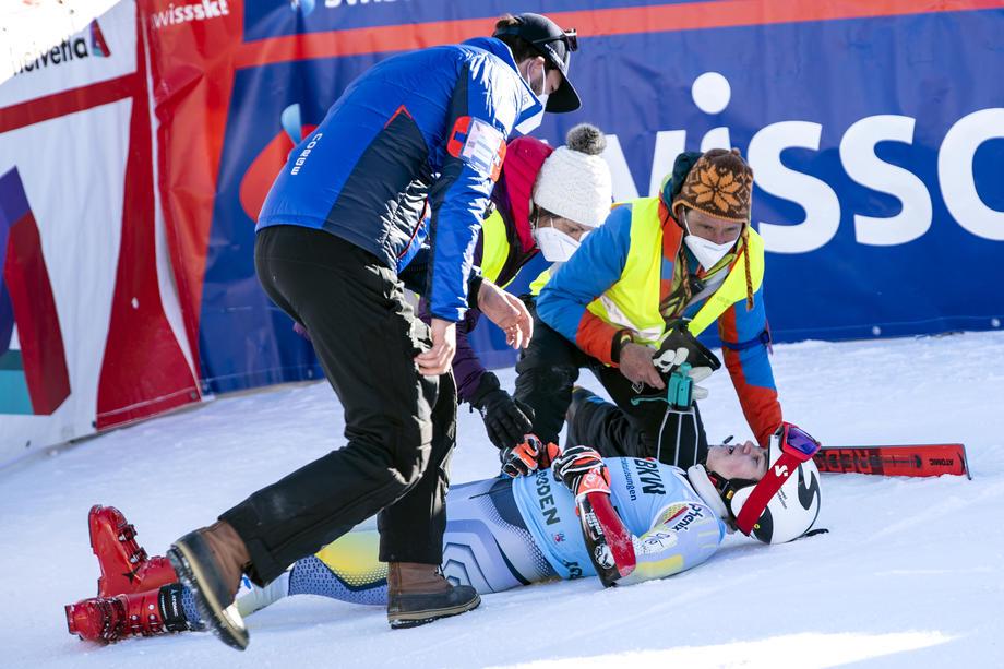Lucas Braathen (7. mesto) je v cilju padel in obležal. Strgal si je kolenske vezi, sezone je zanj konec, saj bo okrevanje trajalo vsaj pol leta. Foto: EPA Lucas Braathen (7. mesto) je v cilju padel in obležal. Strgal si je kolenske vezi, sezone je zanj konec, saj bo okrevanje trajalo vsaj pol leta. Foto: EPA