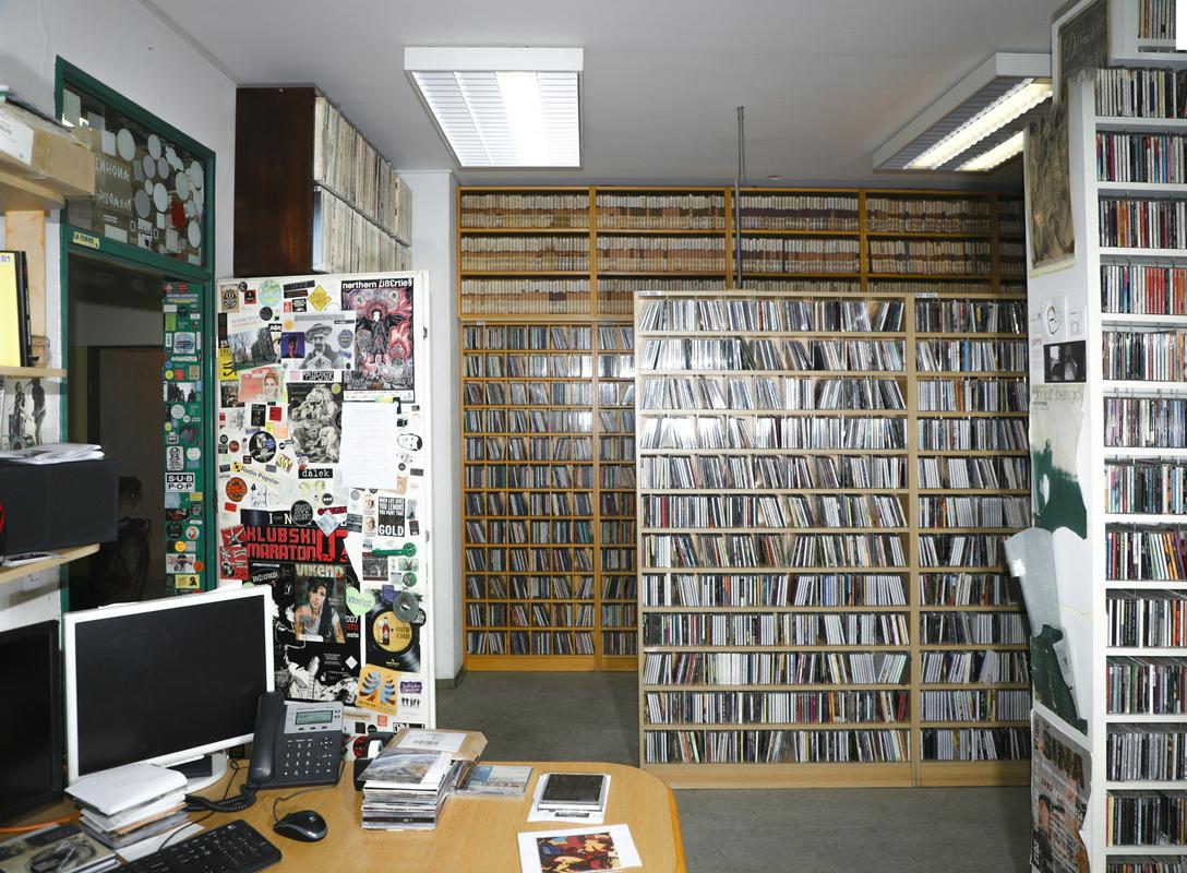 Radio Študent, ki neprekinjeno deluje vse od leta 1969, trenutno sestavlja več kot 200 mladih honorarnih sodelavk in sodelavcev, ki dnevno ustvarijo 17 ur živega programa. Foto: Radio Študent/Marijo Zupanov Radio Študent, ki neprekinjeno deluje vse od leta 1969, trenutno sestavlja več kot 200 mladih honorarnih sodelavk in sodelavcev, ki dnevno ustvarijo 17 ur živega programa. Foto: Radio Študent/Marijo Zupanov
