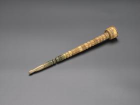 Koščena preslica, d. 19,5 cm, najdišče: Ljubljana, vrt gostilne Novi svet, leta 1824. Foto: Narodni muzej Slovenije/Tomaž Lauko