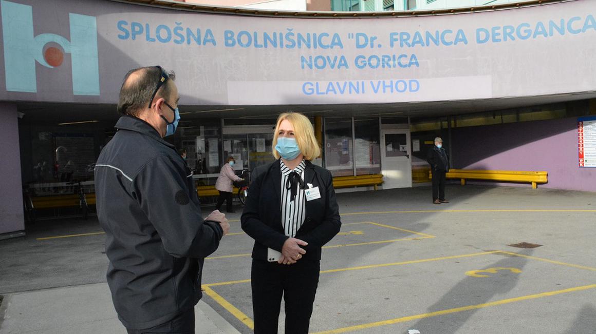Strokovna direktoriva Dunja Savnik Winkler je danes povedala, da tudi v prihodnjih dneh pričakujejo porast števila bolnih ljudi. Foto: Radio Koper/Katja Munih
