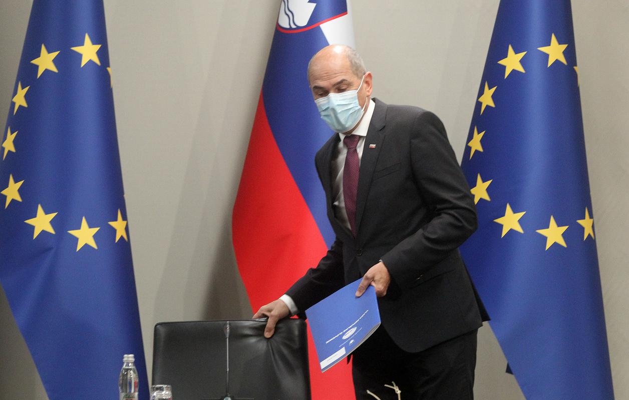 Premier Janez Janša je poudaril, da lahko računamo, da bo tiste, ki se zdaj cepijo, treba še enkrat cepiti jeseni ali konec leta, če bomo hoteli dokončno ustaviti epidemijo. Foto: BoBo Premier Janez Janša je poudaril, da lahko računamo, da bo tiste, ki se zdaj cepijo, treba še enkrat cepiti jeseni ali konec leta, če bomo hoteli dokončno ustaviti epidemijo. Foto: BoBo