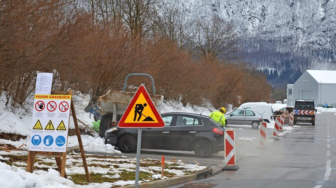 Cevi za 23 kilometrov dolg kablovod so pred dnevi začeli vkopavati na bovškem letališču. Foto: Arhiv fellini artusi