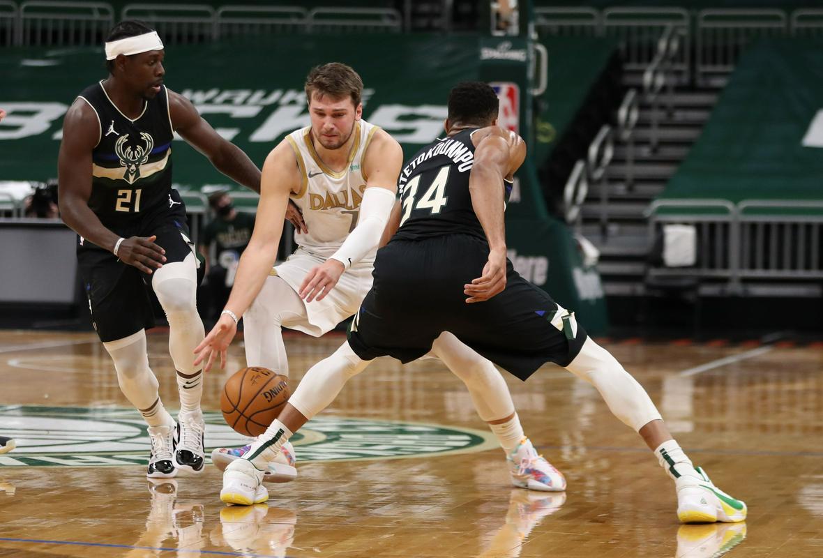 Luka Dončić in Giannis Antetokounmpo sta bila znova v glavnih vlogah. Oba sta imela le eno veliko težavo – proste mete. Foto: Reuters Luka Dončić in Giannis Antetokounmpo sta bila znova v glavnih vlogah. Oba sta imela le eno veliko težavo – proste mete. Foto: Reuters