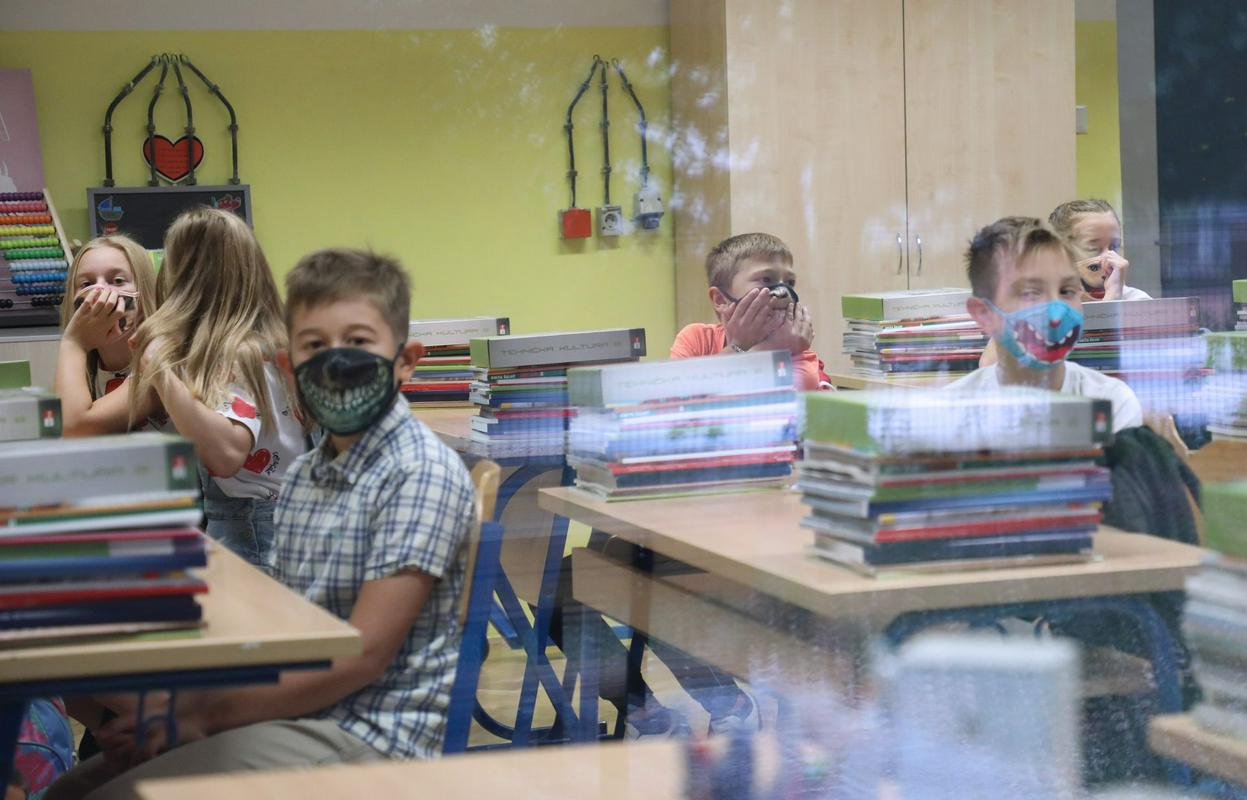 V šolske klopi na Hrvaškem so sedli učenci prve triade in dijaki zadnjih letnikov. Foto: EPA V šolske klopi na Hrvaškem so sedli učenci prve triade in dijaki zadnjih letnikov. Foto: EPA