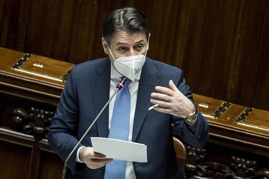 Poslance, ki niso del vladajoče koalicije, je Conte pozval, naj podprejo vlado, da ta ne bi razpadla sredi pandemije covida-19. Foto: EPA Poslance, ki niso del vladajoče koalicije, je Conte pozval, naj podprejo vlado, da ta ne bi razpadla sredi pandemije covida-19. Foto: EPA