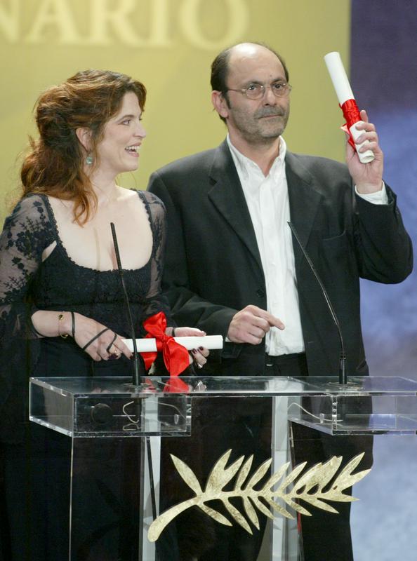 Z Agnes Jaoui ob prejemu nagrade za najboljši scenarij za film Kakor slika na 57. filmskem festivalu v Cannesu. Foto: AP Z Agnes Jaoui ob prejemu nagrade za najboljši scenarij za film Kakor slika na 57. filmskem festivalu v Cannesu. Foto: AP