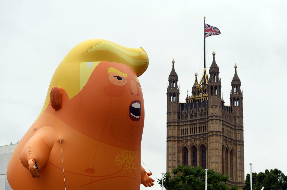 Napihljiva oranžna figura, ki spominja na Trumpa, je postala simbol nasprotovanja odhajajočemu ameriškemu predsedniku. Foto: EPA Napihljiva oranžna figura, ki spominja na Trumpa, je postala simbol nasprotovanja odhajajočemu ameriškemu predsedniku. Foto: EPA