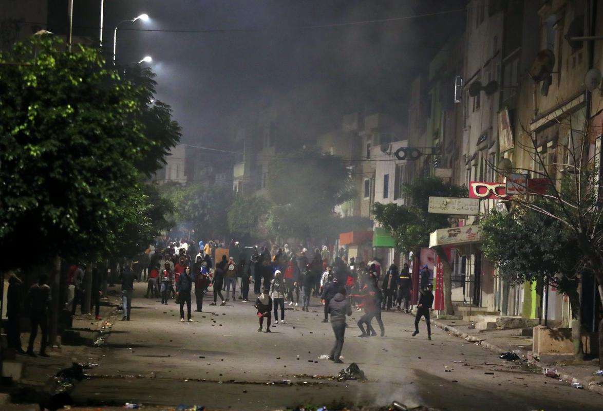 Protestira na stotine ljudi. Foto: EPA Protestira na stotine ljudi. Foto: EPA