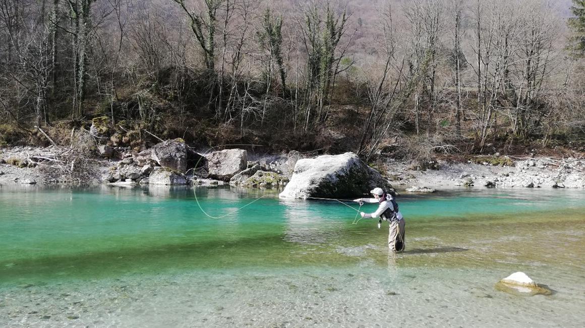 Ribiči so pomembna ciljna skupina za podaljšanje sezone na pomlad in jesen. Na fotografiji Soča pod vasjo Gabrje na Tolminskem. Foto: Radio Koper/Mariša Bizjak