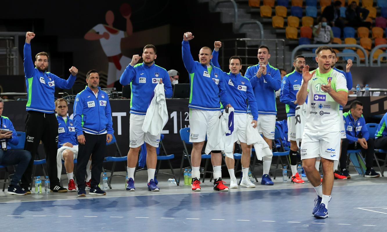 Slovenija je po petkovi drami izvlekla remi proti Švedski in ostaja v igri za četrtfinale, a le v primeru zmage nad gostiteljem Egiptom. Foto: Reuters Slovenija je po petkovi drami izvlekla remi proti Švedski in ostaja v igri za četrtfinale, a le v primeru zmage nad gostiteljem Egiptom. Foto: Reuters