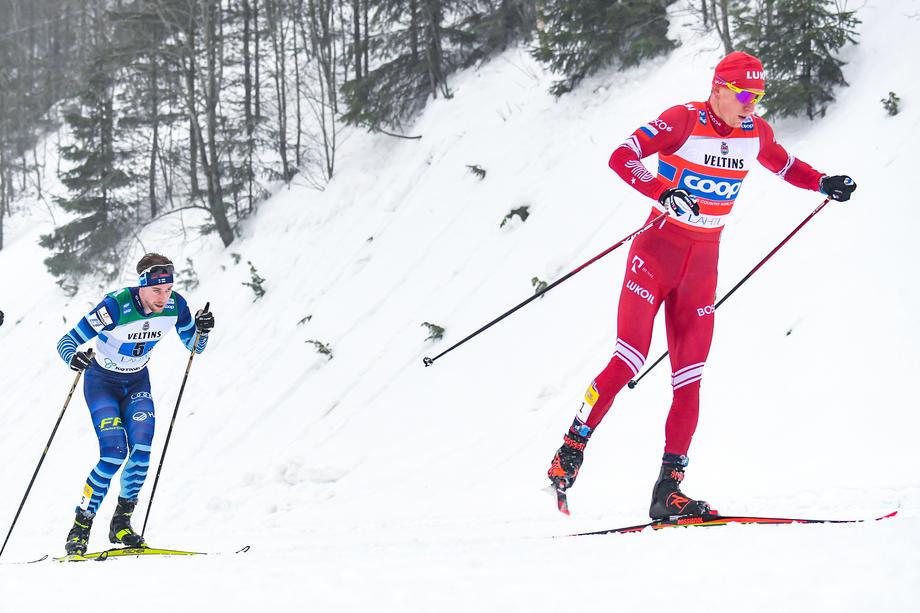 24-letni Aleksander Boljšunov, zmagovalec letošnje novoletne turneje smučarjev tekačev Tour de Ski, je na nedeljski štafetni tekmi med ciljnim sprintom v boju za drugo mesto dohitel finskega tekača Jonija Mäkija in ga poskušal prehiteti, a mu to ni nikakor ni uspelo. Foto: EPA 24-letni Aleksander Boljšunov, zmagovalec letošnje novoletne turneje smučarjev tekačev Tour de Ski, je na nedeljski štafetni tekmi med ciljnim sprintom v boju za drugo mesto dohitel finskega tekača Jonija Mäkija in ga poskušal prehiteti, a mu to ni nikakor ni uspelo. Foto: EPA
