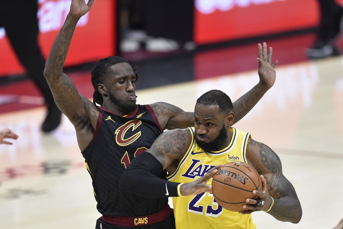 LeBron James, ki je Clevelandu junija 2016 zagotovil edini naslov prvaka, je bil zelo motiviran. V končnici je odigral simultanko in se tudi spomnil na Kobeja Bryanta, saj danes mineva leto dni od njegove smrti v helikopterski nesreči. Foto: Reuters LeBron James, ki je Clevelandu junija 2016 zagotovil edini naslov prvaka, je bil zelo motiviran. V končnici je odigral simultanko in se tudi spomnil na Kobeja Bryanta, saj danes mineva leto dni od njegove smrti v helikopterski nesreči. Foto: Reuters