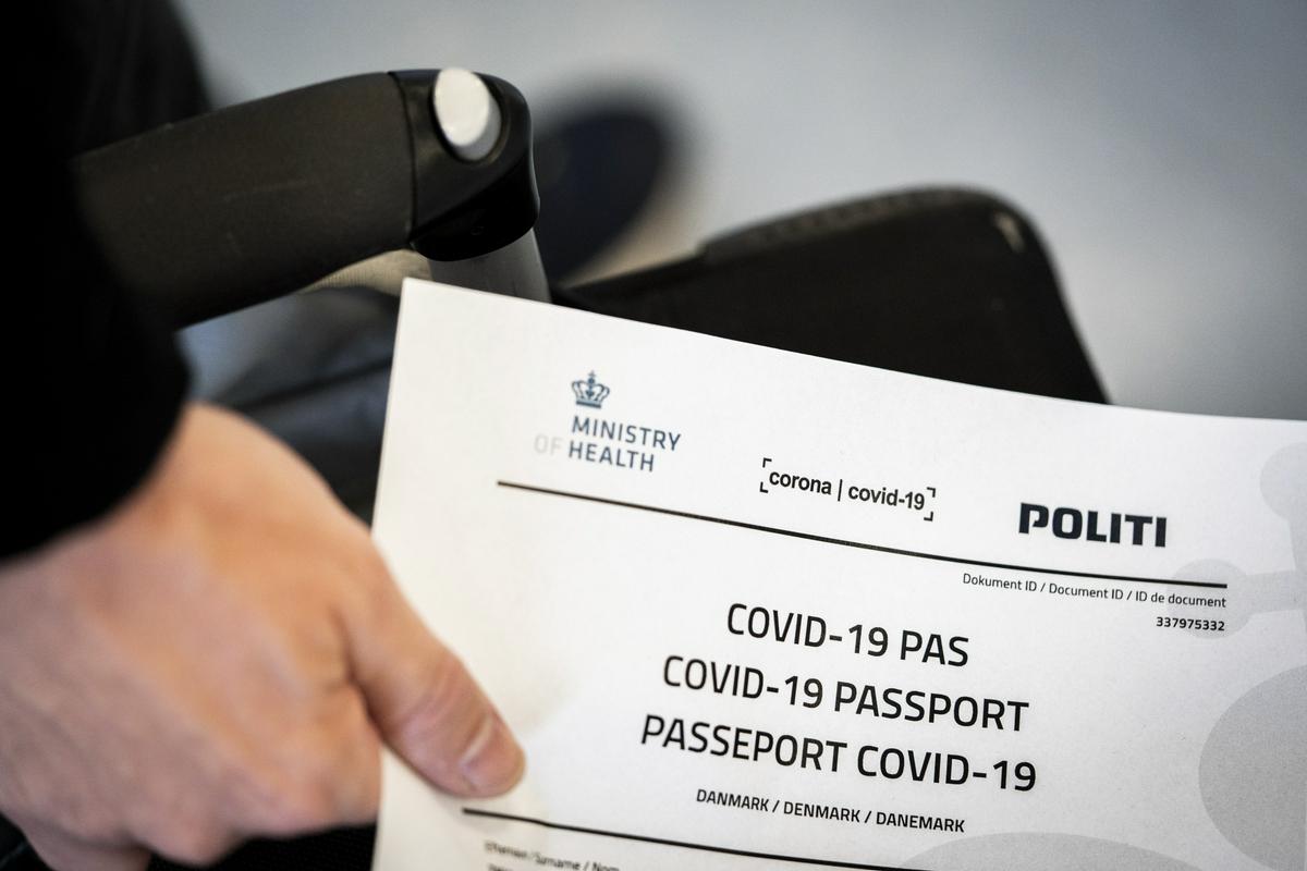 Države se odločajo za različne oblike cepilnih dokumentov: od papirnatih do digitalnih, od QR-kod do aplikacij na telefonu. Foto: EPA Države se odločajo za različne oblike cepilnih dokumentov: od papirnatih do digitalnih, od QR-kod do aplikacij na telefonu. Foto: EPA