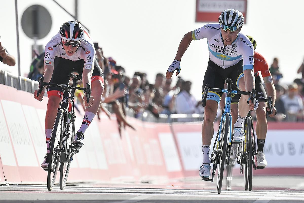 Ob lanskem drugem vzponu na Džebel Hafit je Kazah Aleksej Lucenko že dvignil roko v znak zmagoslavja, a ga je Pogačar prehitel po zunanji strani, v ozadju pa je Adam Yates le mirno nadzoroval svoja najbližja tekmeca. Foto: RCS Sport Ob lanskem drugem vzponu na Džebel Hafit je Kazah Aleksej Lucenko že dvignil roko v znak zmagoslavja, a ga je Pogačar prehitel po zunanji strani, v ozadju pa je Adam Yates le mirno nadzoroval svoja najbližja tekmeca. Foto: RCS Sport