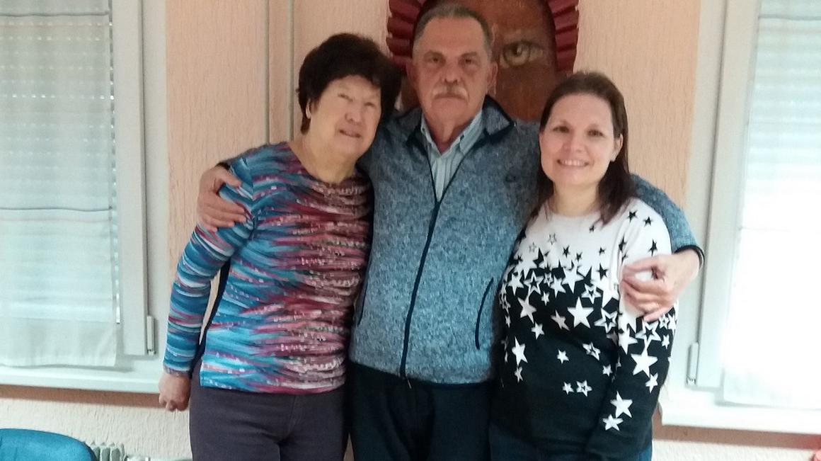 Cilka Bratina in Radovan Lango z Jasmino Bolterstein, vodjo dnevnega centra Šent Ajdovščina. Foto: Osebni arhiv
