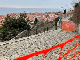 Tlakovanje Adamičeve ulice v Piranu znova v začetku marca