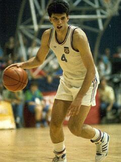 Dražen Petrović je bil nedvomno eden najboljših evropskih košarkarjev vseh časov. Ravno na vrhuncu, ko je prišel do prave priložnosti tudi v Ligi NBA, pa se je njegovo življenje prezgodaj končalo. Star je bil dobrih 28 let. Foto: EPA